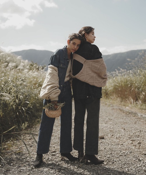 esutoreja(エストレジャ)の「バックオープンケーブルカーディガン(カーディガン/ボレロ・レディース・ベージュ/ブラウン・FREE)」の4枚目の写真