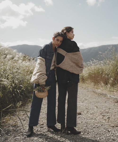 esutoreja(エストレジャ)の「バックオープンケーブルカーディガン(カーディガン/ボレロ・レディース・ベージュ/ブラウン・FREE)」の7枚目の写真