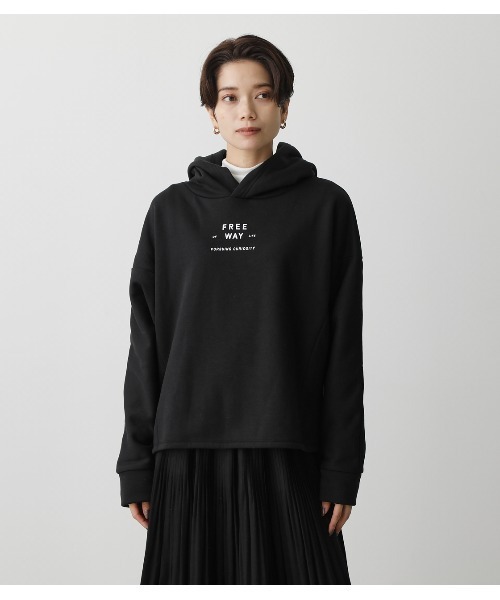 AZUL by moussy(アズールバイマウジー)の「FRONT LOGO DOLMAN PK/フロントロゴドルマンパーカー(パーカー・レディース・ライトグリーン/ダークベージュ/ブラック/オフホワイト・MEDIUM/SMALL)」の3枚目の写真