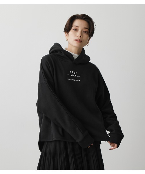 AZUL by moussy(アズールバイマウジー)の「FRONT LOGO DOLMAN PK/フロントロゴドルマンパーカー(パーカー・レディース・ライトグリーン/ダークベージュ/ブラック/オフホワイト・MEDIUM/SMALL)」の15枚目の写真