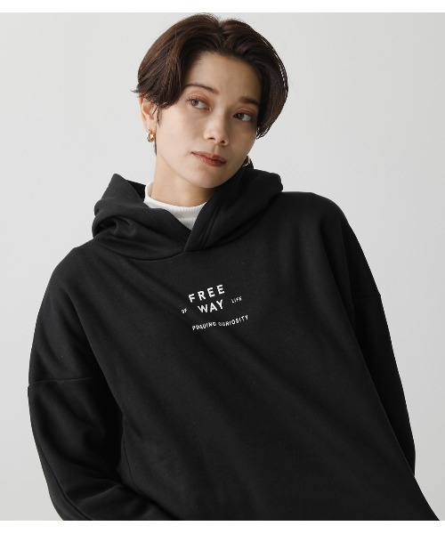 AZUL by moussy(アズールバイマウジー)の「FRONT LOGO DOLMAN PK/フロントロゴドルマンパーカー(パーカー・レディース・ライトグリーン/ダークベージュ/ブラック/オフホワイト・MEDIUM/SMALL)」の17枚目の写真