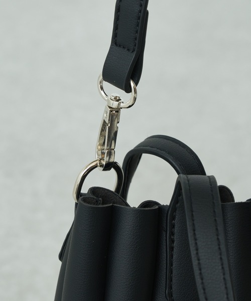 Lui's（ルイス）の「2WAYウェーブミニトートバッグ（ハンドバッグ・レディース・ブラック/ホワイト・FREE）」の9枚目の写真