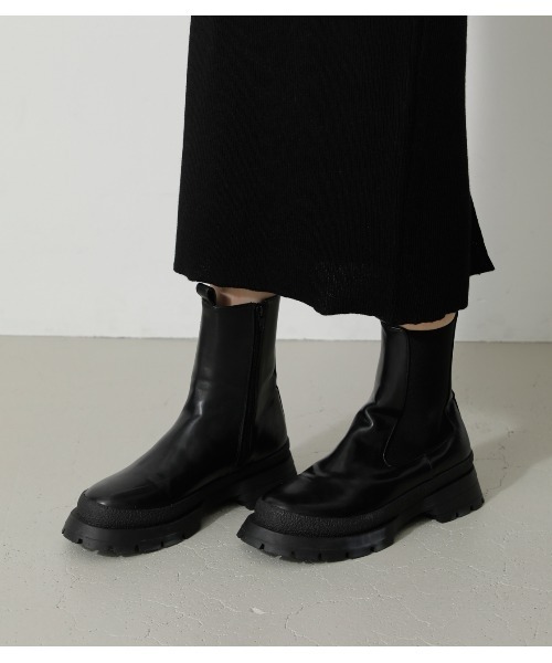 AZUL by moussy(アズールバイマウジー)の「TRACK SOLE CHELSEA BOOTS/トラックソールチェルシーブーツ(ブーツ・レディース・ブラック/ライトカーキ・LARGE/MEDIUM/SMALL)」の2枚目の写真
