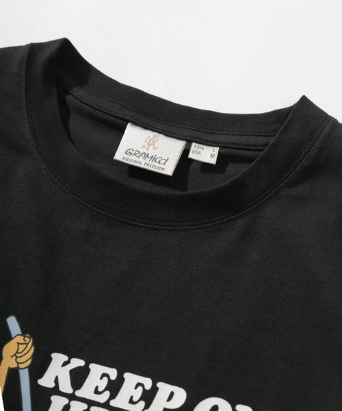 Gramicci(グラミチ)の「【GRAMICCI/グラミチ】ビッグシルエット イラストデザインプリント 半袖Tシャツ/KEEP ON HIKING イラストTシャツ(Tシャツ/カットソー・メンズ・ホワイト/ブラック・M/L)」の5枚目の写真
