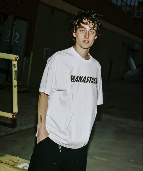 MANASTASH(マナスタッシュ)の「MANASTASH N.A.U/マナスタッシュエヌエーユー CEMENT LOGO TEE セメントロゴティー(Tシャツ/カットソー・メンズ・ホワイト/ブラック・X-LARGE/MEDIUM/LARGE)」の1枚目の写真