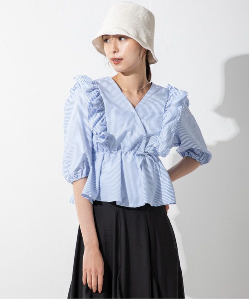 MILLION CARATS(ミリオンカラッツ)の「大判フリルとストライプのコンビネーションが今年らしいストライプカシュクールブラウス(シャツ/ブラウス・レディース・サックスブルー・FREE)」の2枚目の写真