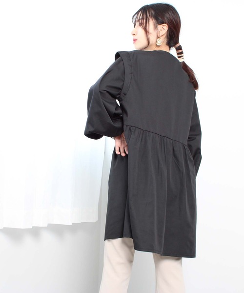 toucher du brise（トゥシェドブリーズ）の「【ボリュームスリーブ】ウエスト ギャザー 切替 チュニック（シャツ/ブラウス・レディース・ブラック/オフホワイト/カーキ/キャメル・M/L）」の3枚目の写真