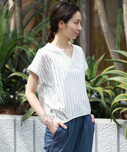 Ray BEAMS（レイビームス）の「Ray BEAMS / ストライプ Vネックプルオーバー（シャツ/ブラウス・レディース・ホワイト/ネイビー・ONE SIZE）」の2枚目の写真