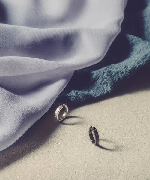 and cloud（アンドクラウド）の「Crow feather Earring / Single（イヤーカフ・レディース・ブラック/シルバー・FREE）」の2枚目の写真
