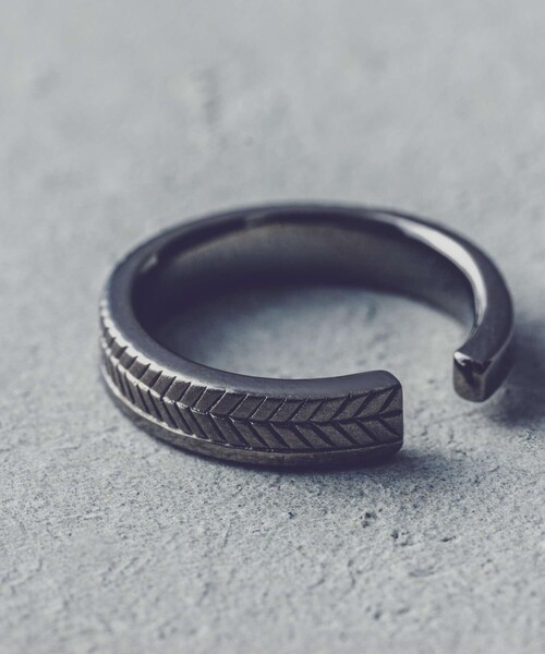 and cloud（アンドクラウド）の「Crow feather Earring / Single（イヤーカフ・レディース・ブラック/シルバー・FREE）」の4枚目の写真
