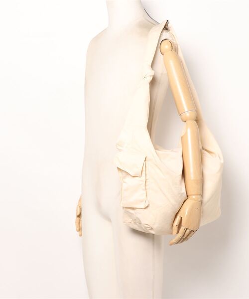 florist(フローリスト)の「【大容量/A4収納可】2WAYアシンメトリー結びデザインのワンハンドルトートバッグ(ショルダーバッグ・レディース・オフホワイト/グレイッシュベージュ/グリーン/ブラック・FREE)」の21枚目の写真