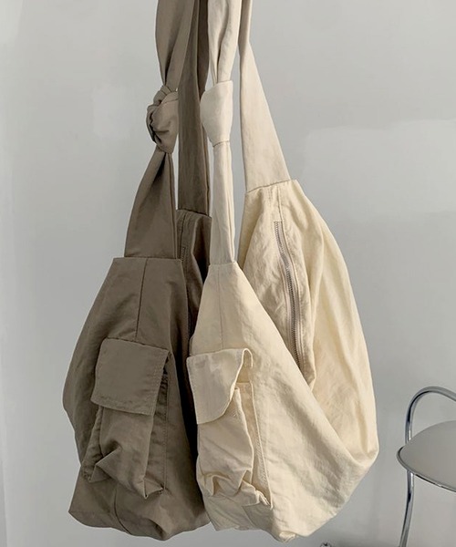 florist(フローリスト)の「【大容量/A4収納可】2WAYアシンメトリー結びデザインのワンハンドルトートバッグ(ショルダーバッグ・レディース・オフホワイト/グレイッシュベージュ/グリーン/ブラック・FREE)」の8枚目の写真