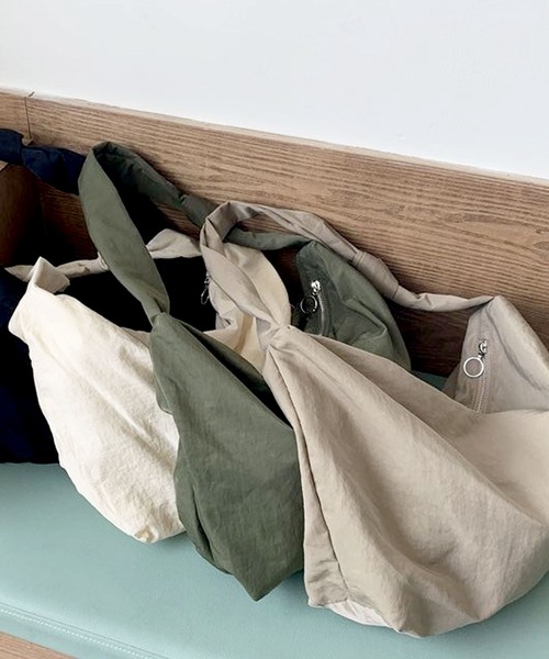 florist(フローリスト)の「【大容量/A4収納可】2WAYアシンメトリー結びデザインのワンハンドルトートバッグ(ショルダーバッグ・レディース・オフホワイト/グレイッシュベージュ/グリーン/ブラック・FREE)」の10枚目の写真