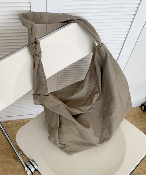 florist(フローリスト)の「【大容量/A4収納可】2WAYアシンメトリー結びデザインのワンハンドルトートバッグ(ショルダーバッグ・レディース・オフホワイト/グレイッシュベージュ/グリーン/ブラック・FREE)」の12枚目の写真