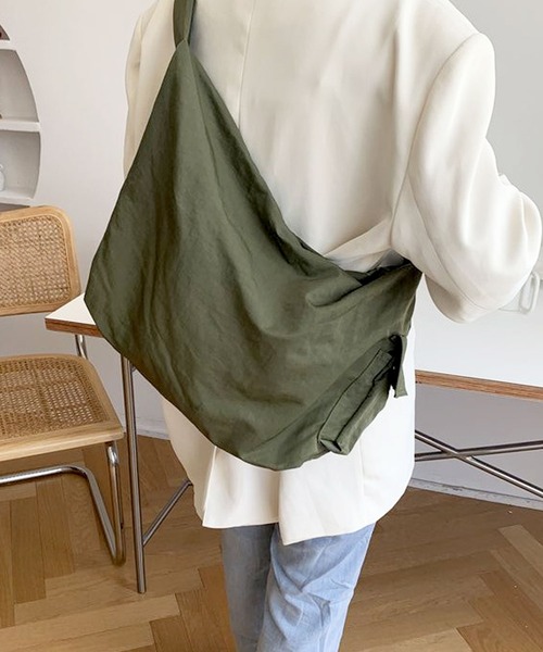 florist(フローリスト)の「【大容量/A4収納可】2WAYアシンメトリー結びデザインのワンハンドルトートバッグ(ショルダーバッグ・レディース・オフホワイト/グレイッシュベージュ/グリーン/ブラック・FREE)」の15枚目の写真