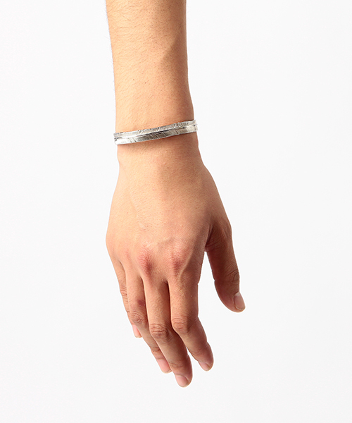 beams購入　フェザーモチーフシルバーバングル BEAMS（ビームス）の「BEAMS / フェザーバングル（ネックレス）」 - WEAR