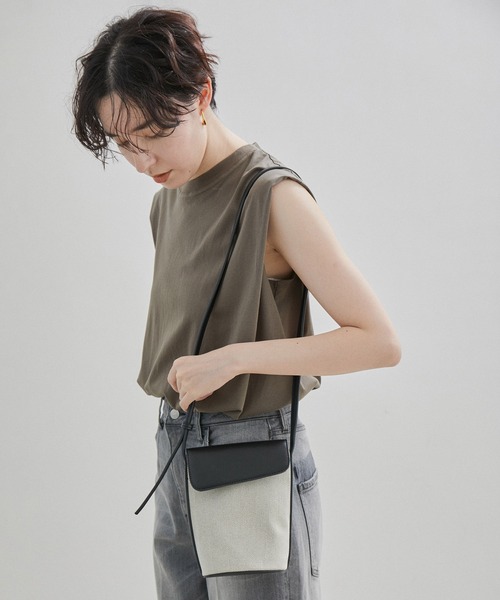 SALON adam et rope'（サロン アダム エ ロペ）の「キャンバスレザーコンビポシェット/ショルダーバッグ（ショルダーバッグ・レディース・ブラック/ダークブラウン・FREE）」の2枚目の写真
