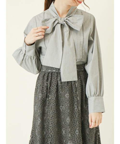 Te chichi(テチチ)の「ハシゴレースボウタイシャツブラウス(シャツ/ブラウス・レディース・ブルー/ブラック/オフホワイト・フリ-)」の2枚目の写真