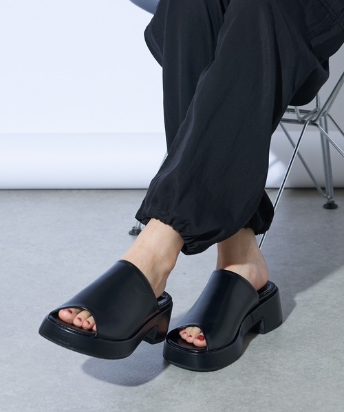 Lui's（ルイス）の「ボリュームサンダル（サンダル・レディース・グリーン/ブラック/ホワイト・23/24）」の6枚目の写真