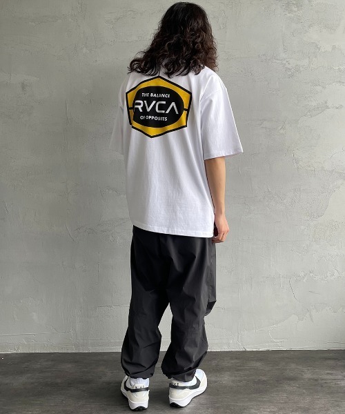 RVCA（ルーカ）の「[RVCA/ルーカ] INDUSTRIAL バックプリントTシャツ（Tシャツ/カットソー・レディース・ホワイト/ブラック・M/L/XL）」の3枚目の写真