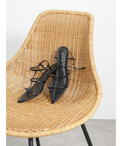 Te chichi（テチチ）の「Tストラップポインテッドヒールサンダル（サンダル・レディース・パープル/ゴールド/ブラック・38/37）」の2枚目の写真