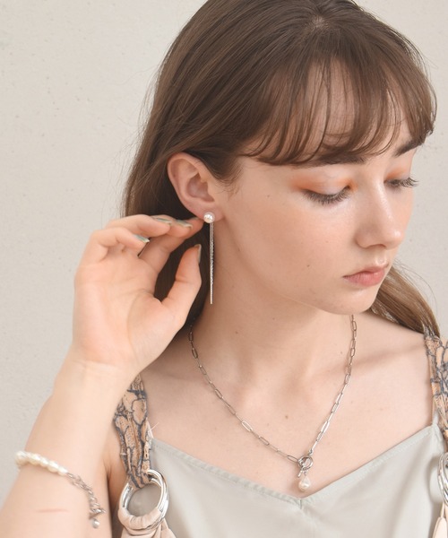 LHME(エルエイチエムイー)の「LHME チェーンドロップパールピアス/サージカルステンレス316L(金属アレルギー対応)(ピアス(両耳用)・レディース・シルバー/ゴールド・ONE SIZE)」の4枚目の写真