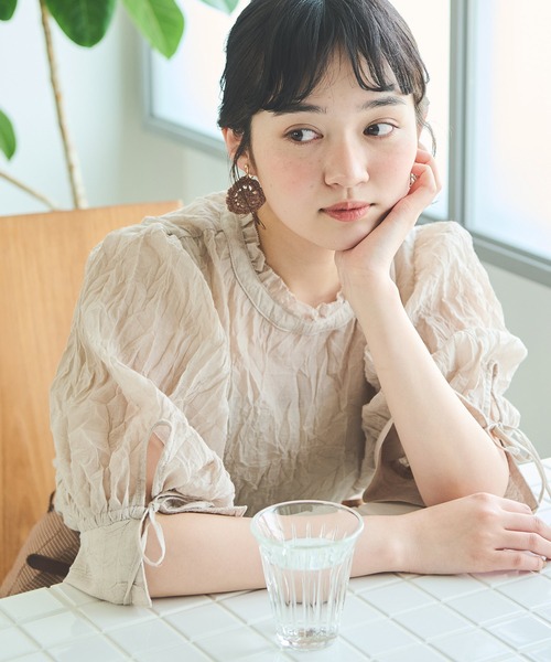 Crisp（クリスプ）の「シアーフリルボリュームブラウス（シャツ/ブラウス・レディース・ブラック/グリーン/ベージュ・FREE）」の2枚目の写真