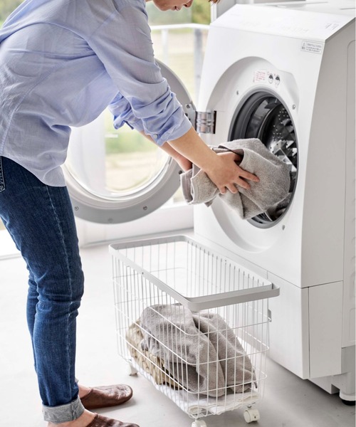 tower（タワー）の「tower（タワー）ランドリーバスケット　キャスター付き　ワイド＆ロー（ランドリーグッズ・レディース・ブラック/ホワイト・ONE SIZE）」の6枚目の写真