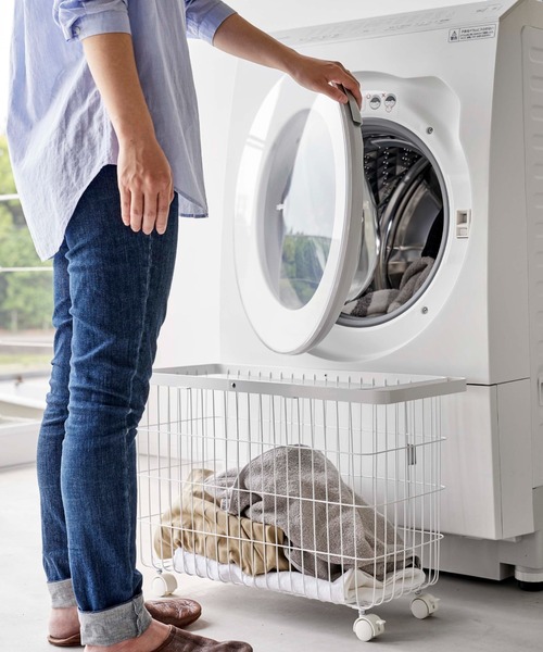 tower（タワー）の「tower（タワー）ランドリーバスケット　キャスター付き　ワイド＆ロー（ランドリーグッズ・レディース・ブラック/ホワイト・ONE SIZE）」の4枚目の写真