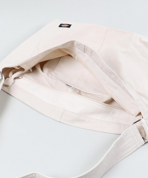 Dickies(ディッキーズ)の「【Dickies/ディッキーズ】キャンバス地ショルダーバッグ/大容量/A4収納可能(ショルダーバッグ・メンズ・ライトブラウン/オフホワイト/ブラック・ONESIZE)」の6枚目の写真