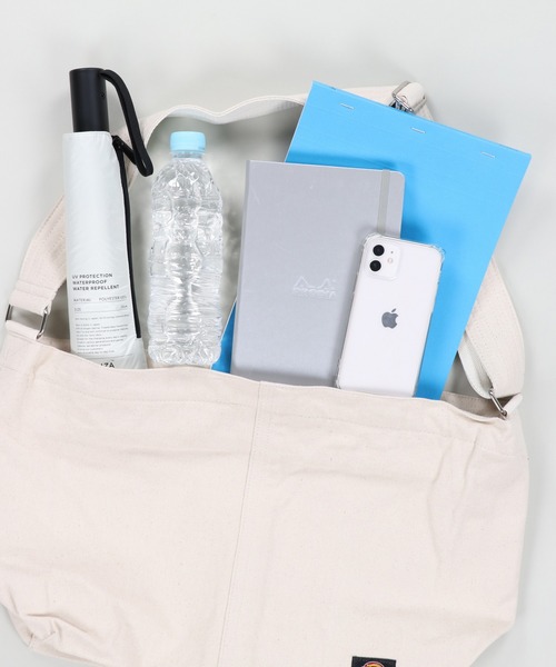 Dickies(ディッキーズ)の「【Dickies/ディッキーズ】キャンバス地ショルダーバッグ/大容量/A4収納可能(ショルダーバッグ・メンズ・ライトブラウン/オフホワイト/ブラック・ONESIZE)」の4枚目の写真