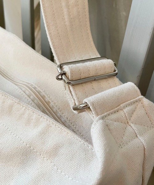 Dickies（ディッキーズ）の「【Dickies/ディッキーズ】キャンバス地ショルダーバッグ/大容量/A４収納可能（ショルダーバッグ・メンズ・ライトブラウン/オフホワイト/ブラック・ONESIZE）」の14枚目の写真