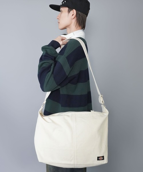 Dickies（ディッキーズ）の「【Dickies/ディッキーズ】キャンバス地ショルダーバッグ/大容量/A４収納可能（ショルダーバッグ・メンズ・ライトブラウン/オフホワイト/ブラック・ONESIZE）」の4枚目の写真