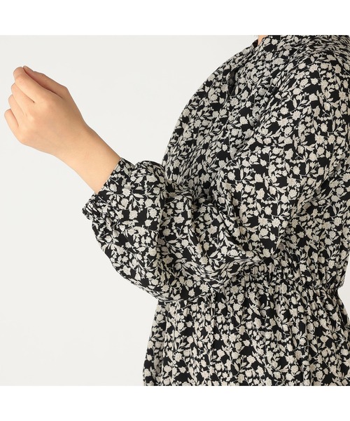 CECIL McBEE（セシルマクビー）の「小花柄バンドカラーワンピース（ワンピース・レディース・ライトベージュ/ブラック・LARGE/MEDIUM）」の6枚目の写真