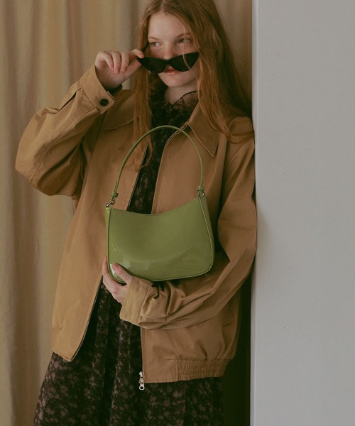 EFOLE（エフォル）の「エナメル  ミニ ショルダー バッグ（ショルダーバッグ・レディース・キャメル/オフホワイト/グリーン・FREE）」の4枚目の写真