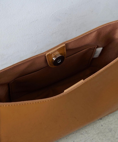 EFOLE（エフォル）の「エナメル  ミニ ショルダー バッグ（ショルダーバッグ・レディース・キャメル/オフホワイト/グリーン・FREE）」の11枚目の写真