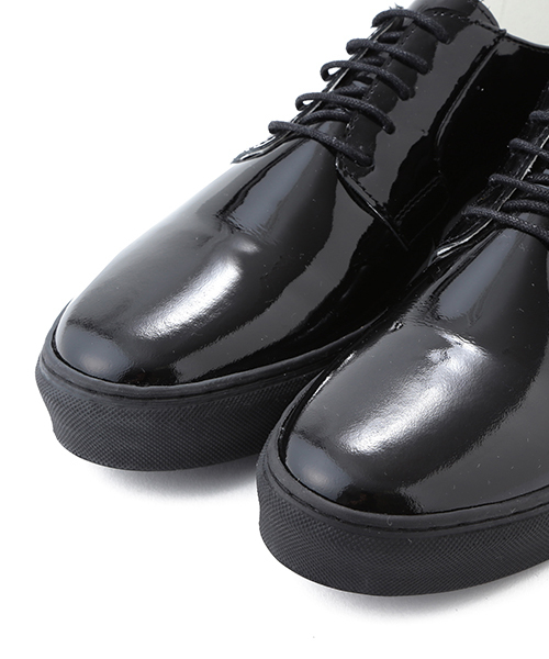 BEAMS（ビームス）の「BEAMS / パテント プレーントゥ スニーカー（スニーカー・メンズ・ブラック・40/39/41/42/43）」の5枚目の写真