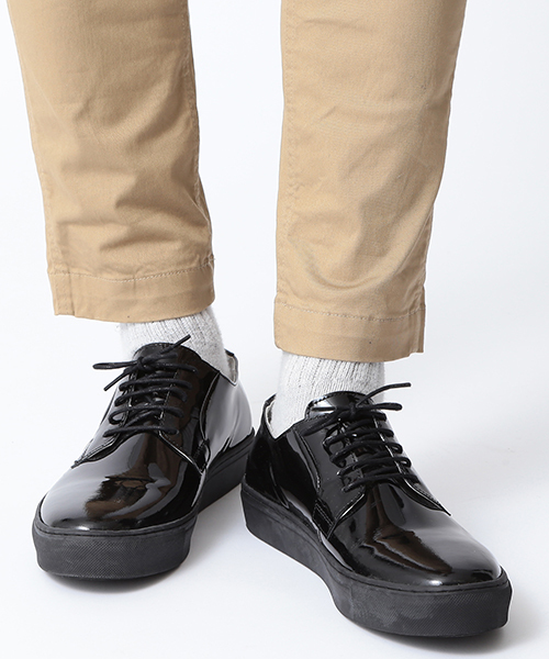 BEAMS（ビームス）の「BEAMS / パテント プレーントゥ スニーカー（スニーカー・メンズ・ブラック・40/39/41/42/43）」の4枚目の写真