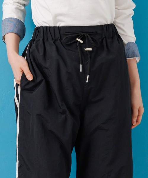 mili an deni(ミリアンデニ)の「サイドラインパラシュートイージーパンツ(その他パンツ・レディース・ブラック/グレー/アイボリー・M)」の8枚目の写真