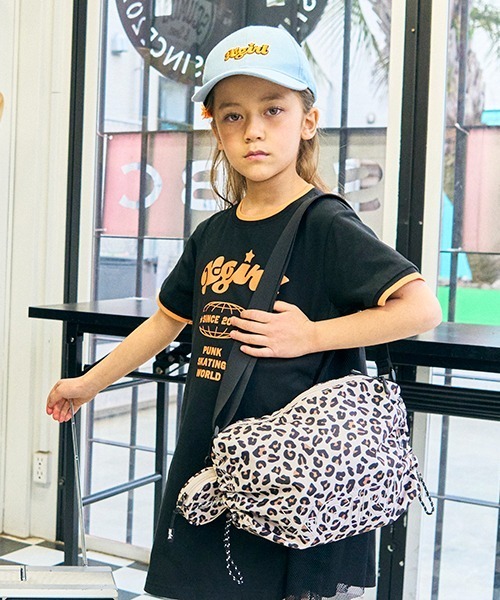 X-girl Stages(エックスガールステージス)の「メタリックロゴサイドドロストショルダーバッグ(ショルダーバッグ・キッズ・マルチ/ブラック・FREE)」の2枚目の写真