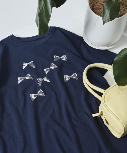 Firsthand（ファーストハンド）の「Firsthand/ファーストハンド オーガニックコットンリボン箔プリントTシャツ / フロントデザインTシャツ（Tシャツ/カットソー・レディース・ブラック/ホワイト/ネイビー・FREE）」の3枚目の写真