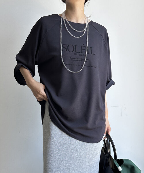DouDou（ドゥドゥ）の「SOLEILジョーゼットロゴTEE（Tシャツ/カットソー・レディース・チャコールグレー/ホワイト/ベージュ・FREE）」の3枚目の写真