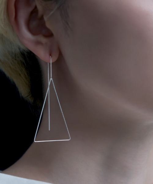 YArKA（ヤーカ）の「【YArKA/ヤーカ】narrow stick triangle earing(pierce)[pcps2] / 細棒三角ピアス（ピアス（両耳用）・レディース・シルバー・FREE）」の4枚目の写真