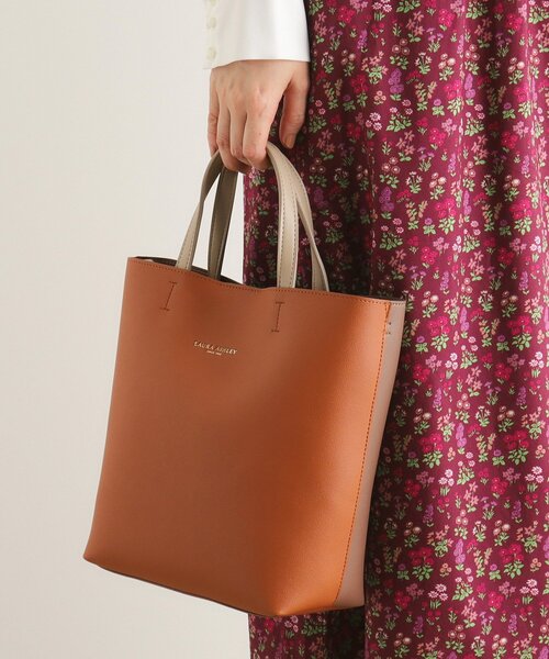 LAURA ASHLEY（ローラアシュレイ）の「【ショルダーストラップ付／合成皮革】縦型トートバッグ（トートバッグ・レディース・グリーン/ブラック/ライトベージュ/キャメル・00）」の5枚目の写真