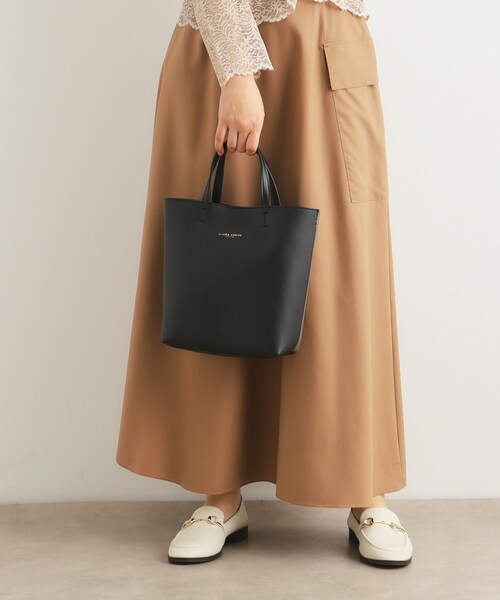 LAURA ASHLEY（ローラアシュレイ）の「【ショルダーストラップ付／合成皮革】縦型トートバッグ（トートバッグ・レディース・グリーン/ブラック/ライトベージュ/キャメル・00）」の11枚目の写真