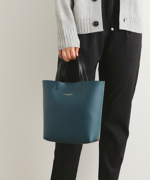 LAURA ASHLEY（ローラアシュレイ）の「【ショルダーストラップ付／合成皮革】縦型トートバッグ（トートバッグ・レディース・グリーン/ブラック/ライトベージュ/キャメル・00）」の12枚目の写真