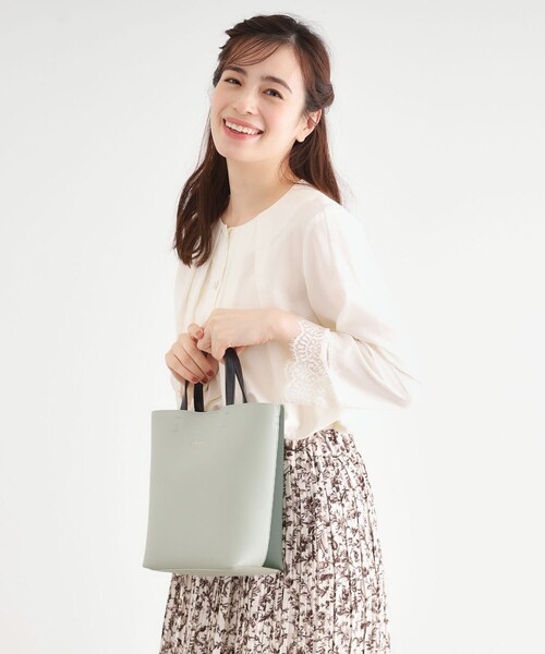 LAURA ASHLEY（ローラアシュレイ）の「【ショルダーストラップ付／合成皮革】縦型トートバッグ（トートバッグ・レディース・グリーン/ブラック/ライトベージュ/キャメル・00）」の14枚目の写真