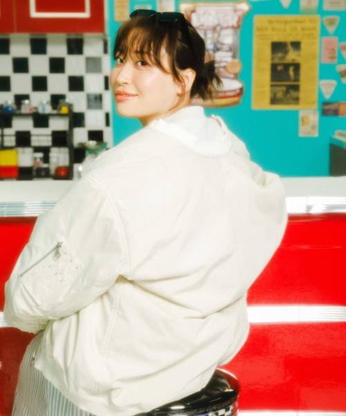 KBF（ケイビーエフ）の「BIGギャザースリーブMA-1（MA-1・レディース・ブラック/アイボリー/ブラック系その他・ONE）」の22枚目の写真