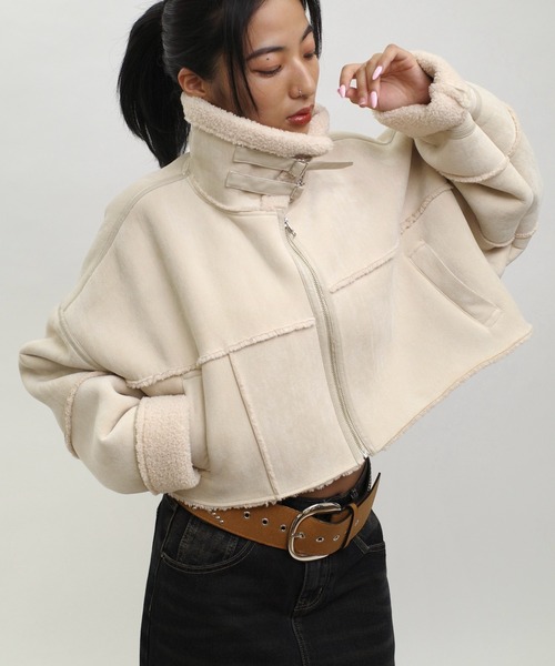 WHO'S WHO gallery(フーズフーギャラリー)の「【WEB限定】リメイクライクコンパクトムートンジャケット(ムートンコート・レディース・チャコールグレー/アイボリー/ブラック・FREE)」の2枚目の写真