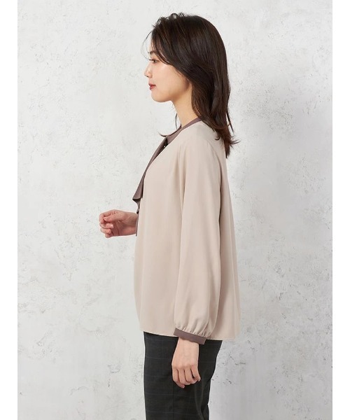 HARUYAMA(ハルヤマ)の「【ストレッチ】ラチネ織 配色ボウタイ 2WAYブラウス 9分袖 ウォッシャブル SOFFICE(シャツ/ブラウス・レディース・ベージュ/オフホワイト・S/M/L/LL)」の6枚目の写真